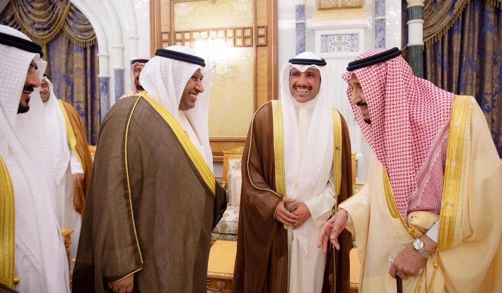 خادم الحرمين في حديث باسم مع رئيس مجلس الأمة الكويتي ومرافقيه