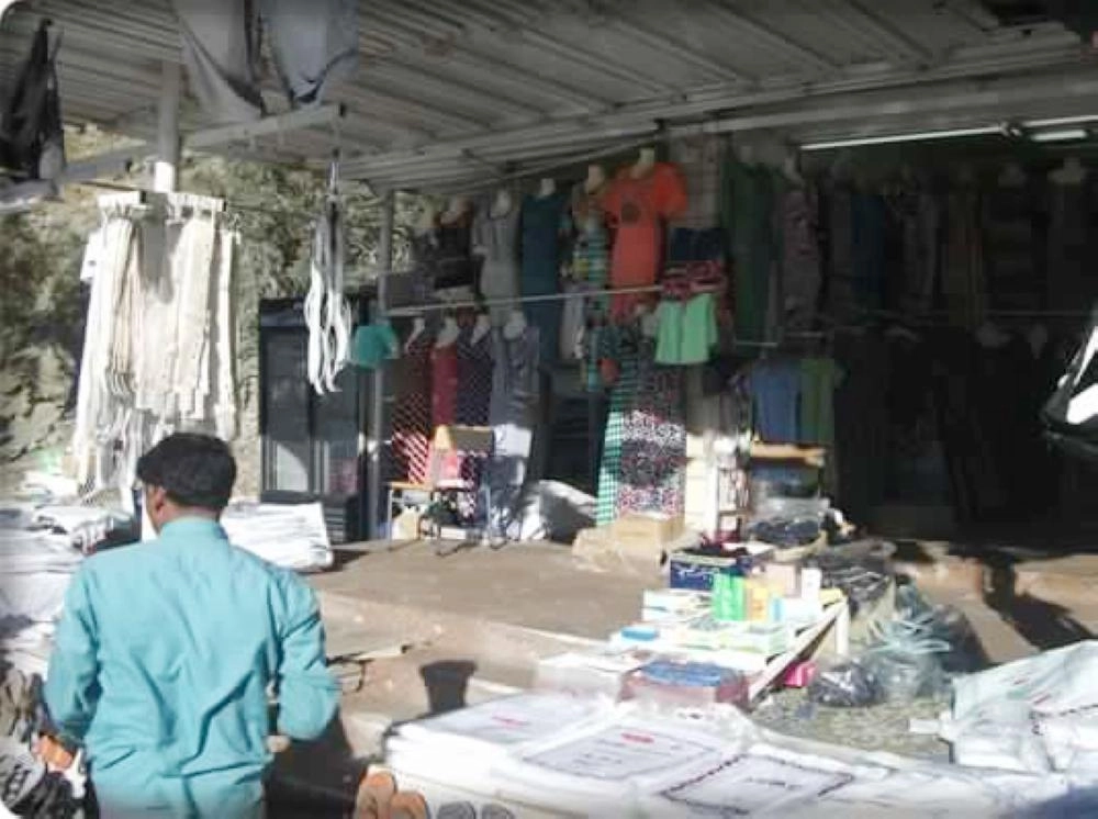 



بسطات تتاجر ببيع الإحرامات                (مكة)