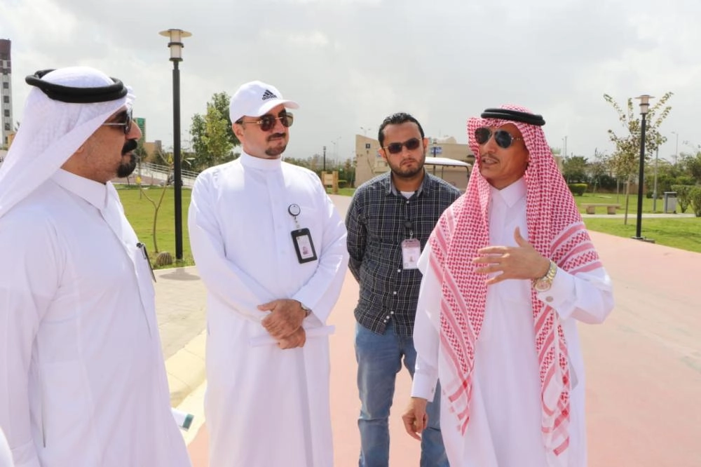 محمد آل هميل لدى تفقده مقر  المهرجان (مكة)