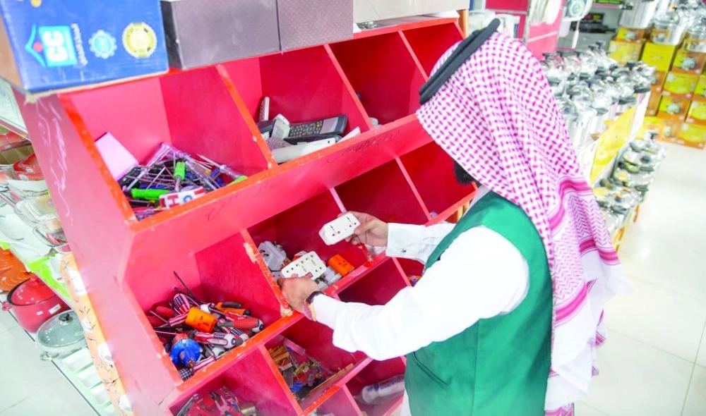 ممثل التجارة أثناء الجولة (وزارة التجارة)