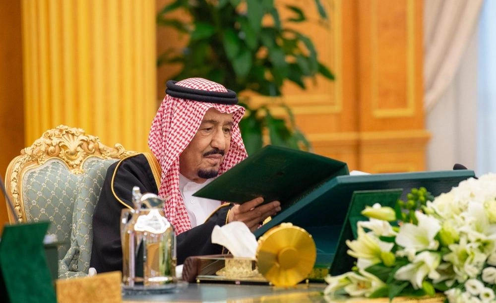 الملك سلمان لدى ترؤسه جلسة مجلس الوزراء في قصر اليمامة بالرياض اليوم 1(واس)