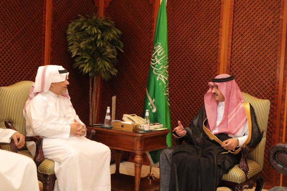 بدر بن سلطان لدى استقباله رئيس التحرير (مكة)