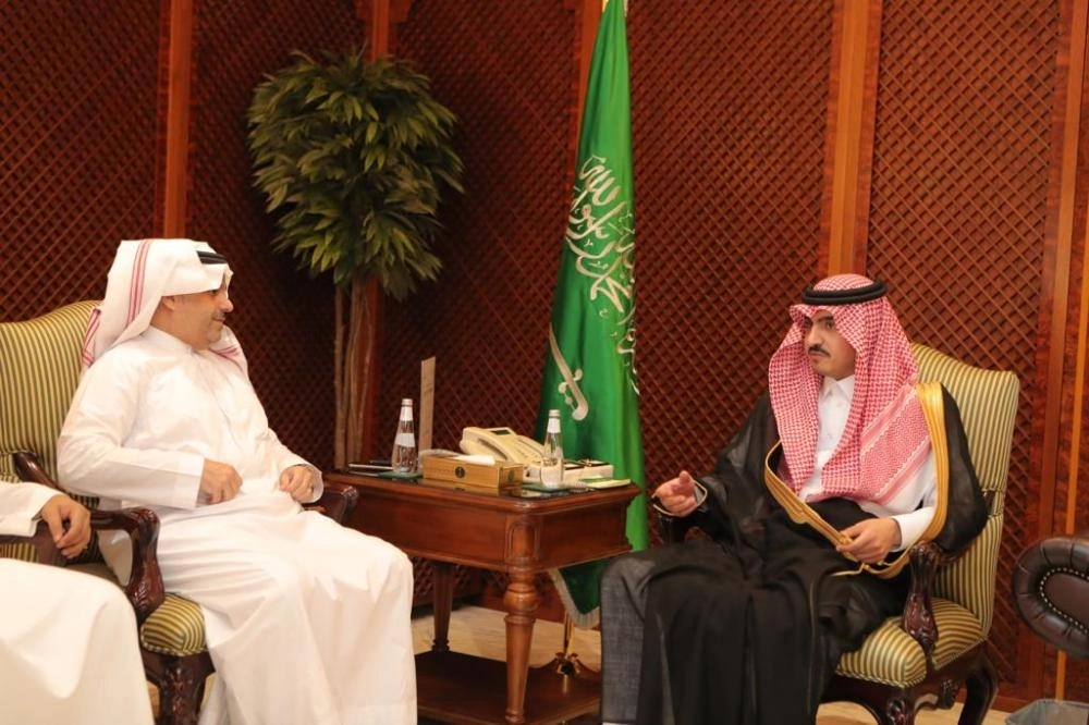 بدر بن سلطان لدى استقباله رئيس التحرير (مكة)