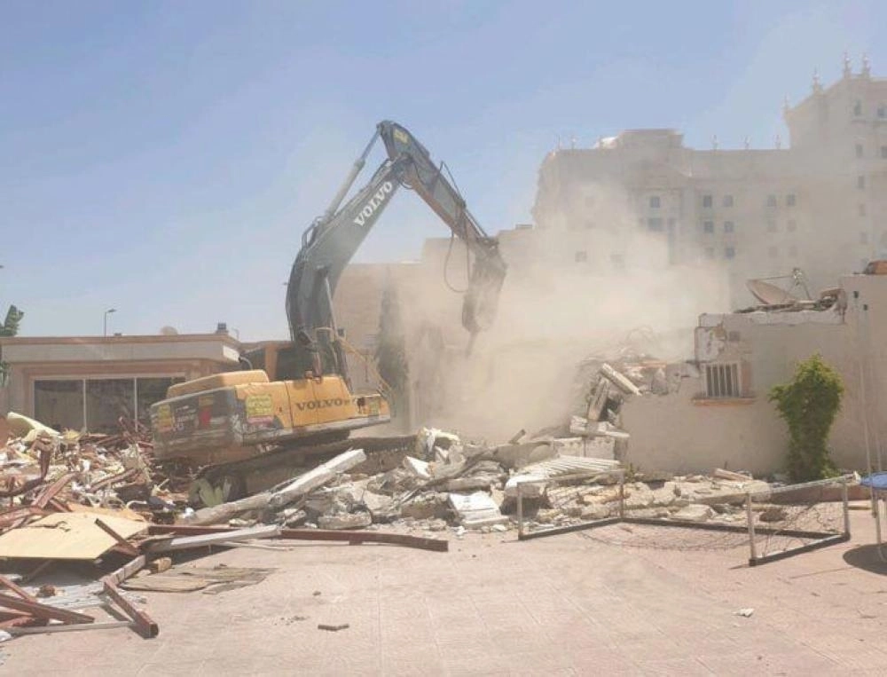 






آليات أمانة جدة تزيل التعديات على الحديقة          (مكة)