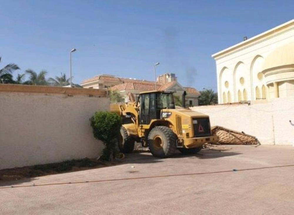 آليات أمانة جدة تزيل التعديات على الحديقة (مكة)