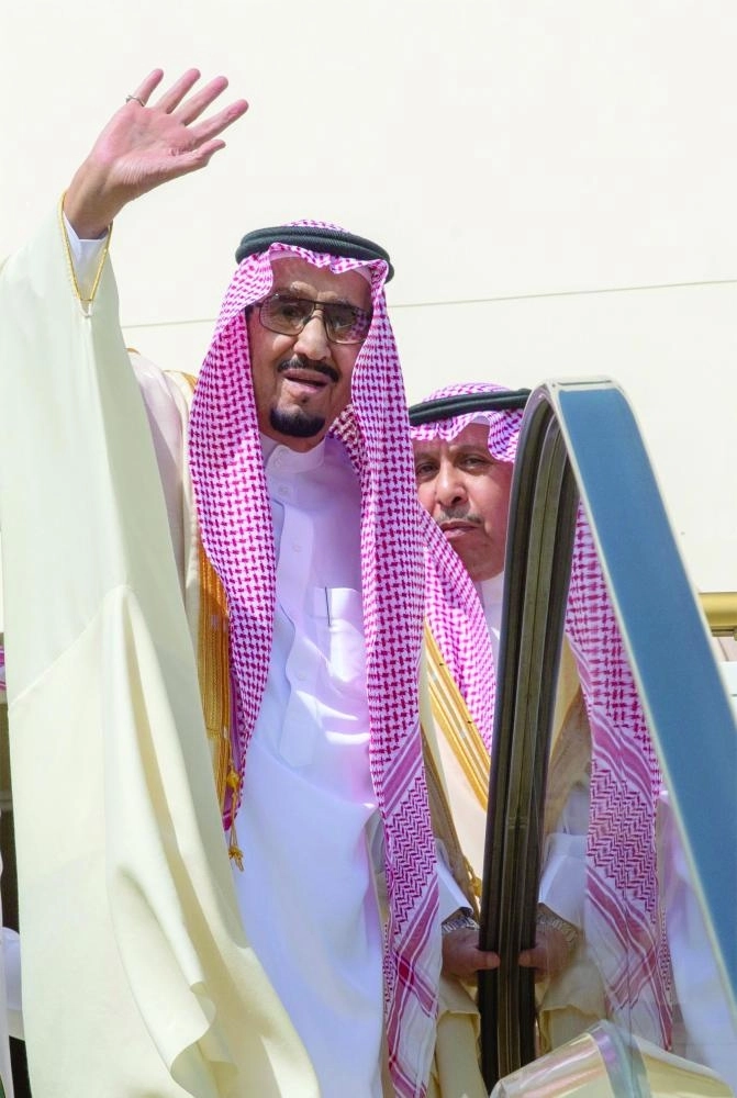 






الملك سلمان خلال مغادرته الرياض أمس