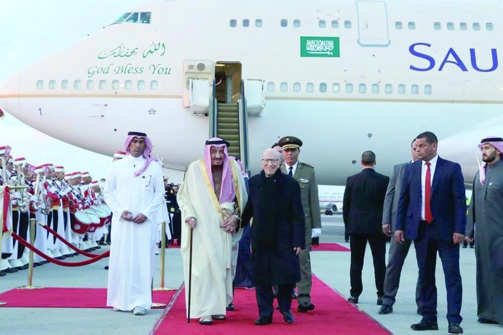 






الملك سلمان لحظة وصوله إلى العاصمة تونس والرئيس الباجي قايد السبسي في مقدمة مستقبليه                                                                                                                       (واس)