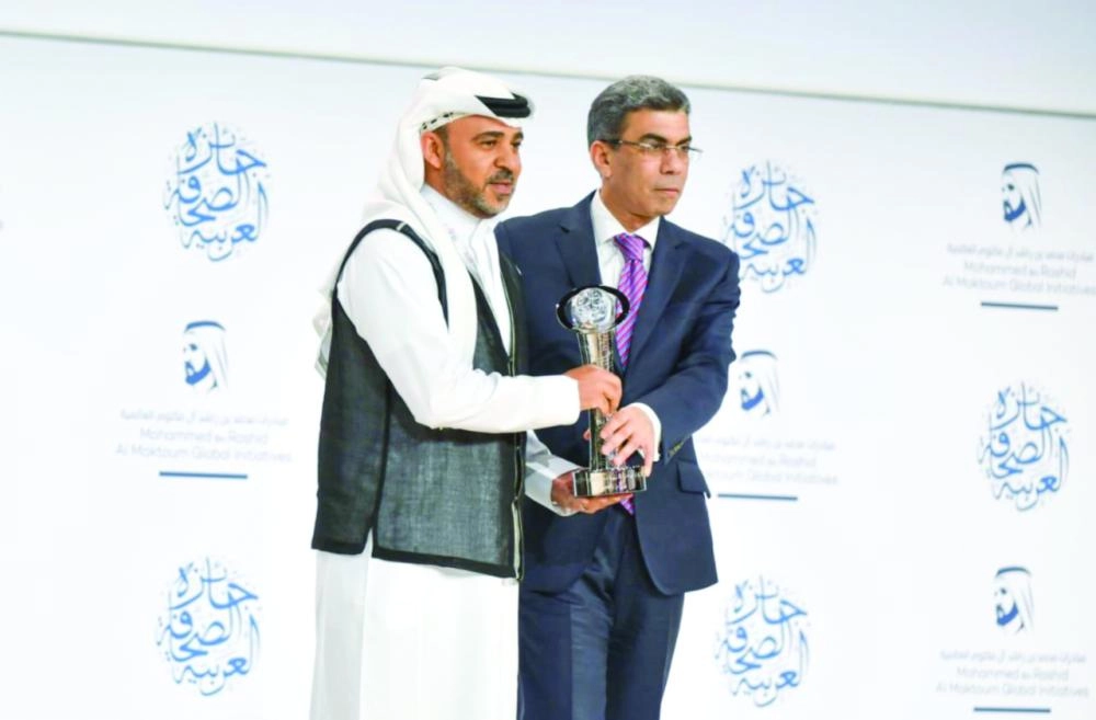 



الزميل خالد صائم الدهر لدى تسلمه جائزة «مكة»