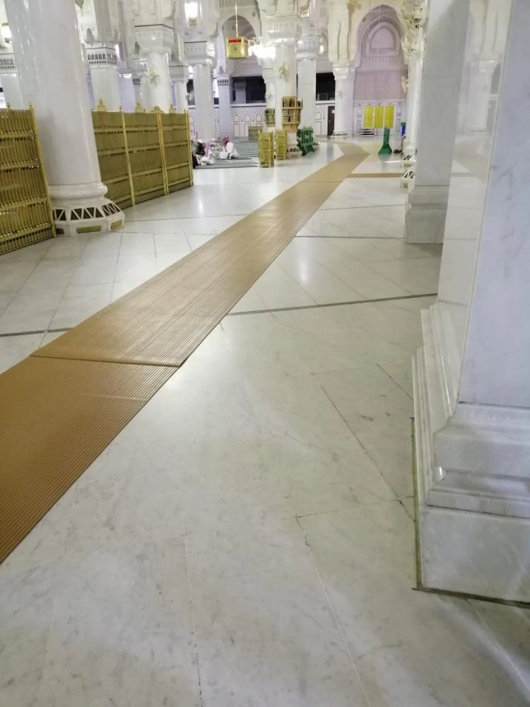 المشايات البلاستيكية ذات اللون البيج2) (2)