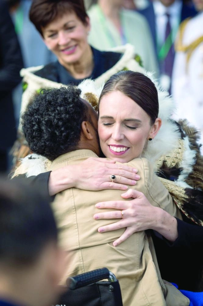 أردرن تواسي أسر الضحايا (د ب أ)