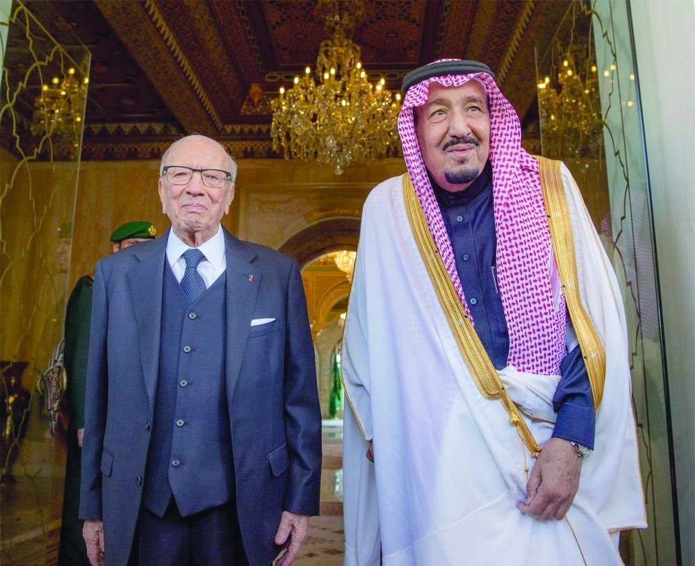 خادم الحرمين والرئيس التونسي خلال اللقاء 