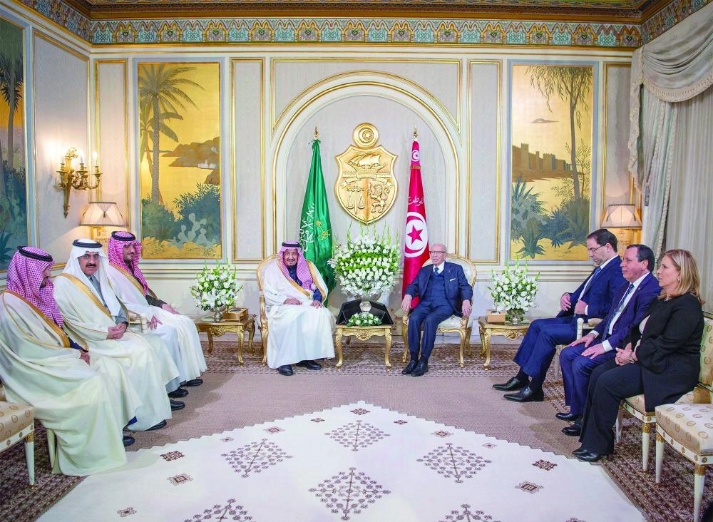 الملك سلمان وقائد السبسي خلال مباحثاتهما في قصر قرطاج بتونس أمس بحضور وفدي البلدين (واس)