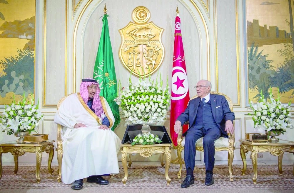 الملك سلمان وقائد السبسي خلال الاجتماع الثنائي في قصر قرطاج بتونس أمس (واس)