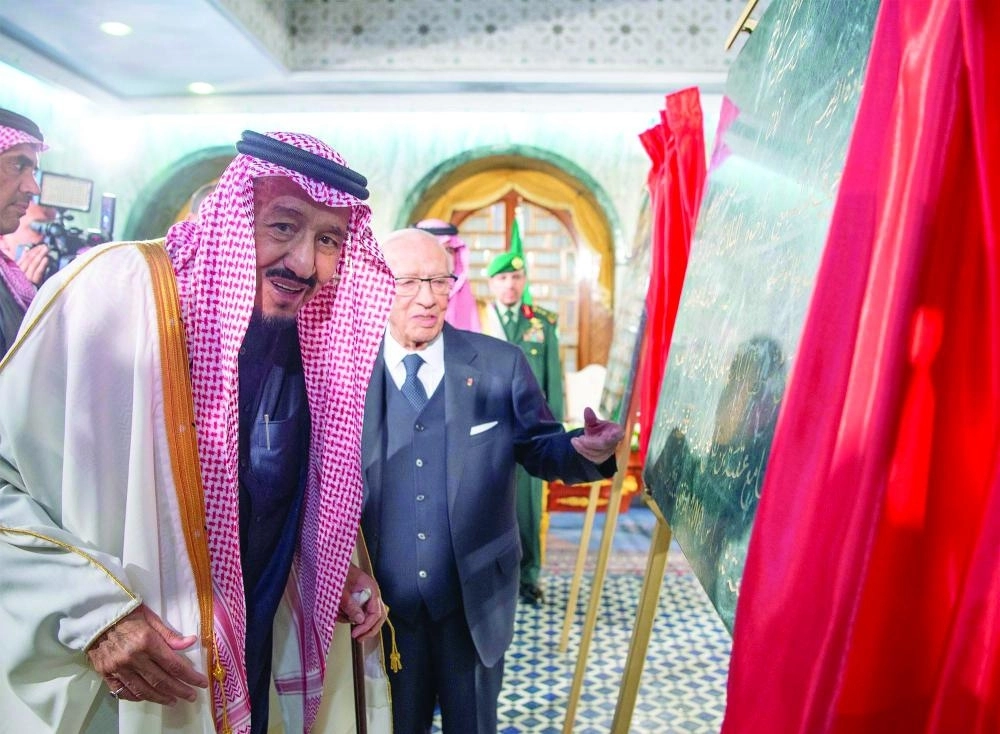 خادم الحرمين والرئيس التونسي خلال إطلاق المشاريع