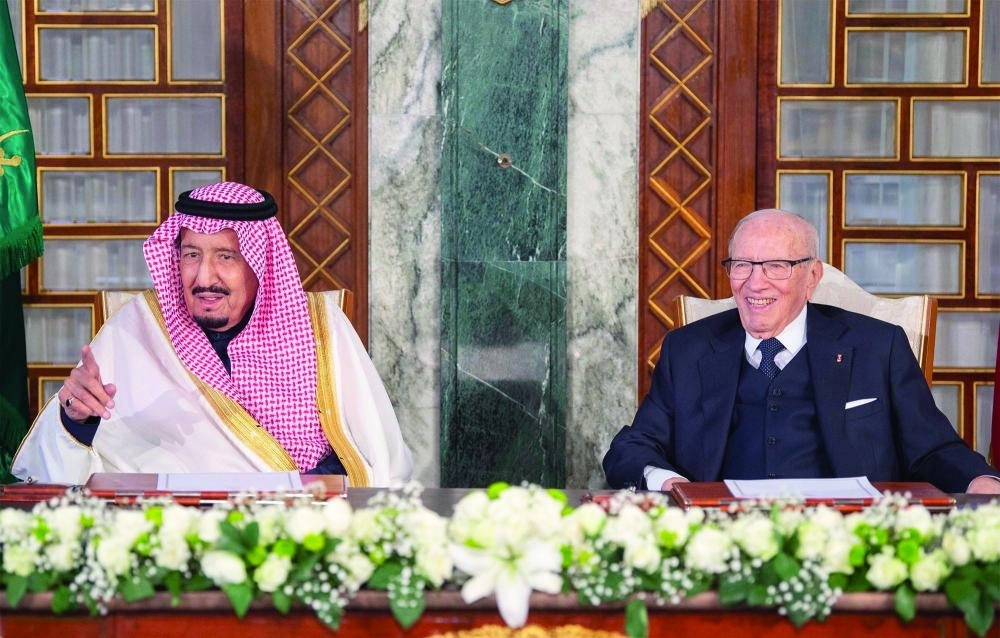 الملك سلمان وقايد السبسي خلال توقيع الاتفاقيتين بين السعودية وتونس في قصر قرطاج (واس)