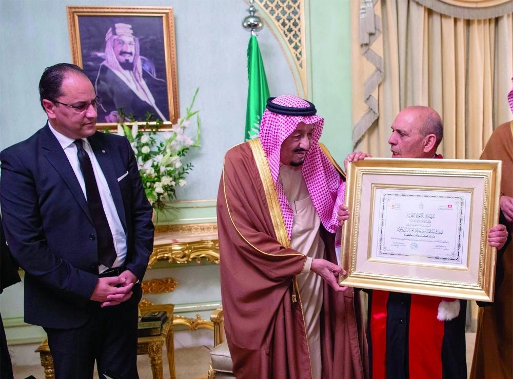 






.. ولدى تسلمه شهادة الدكتوراه الفخرية من جامعة القيروان