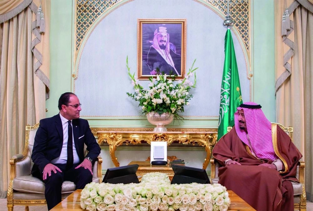 الملك سلمان لدى لقائه سليم خلبوس في مقر إقامته بتونس أمس