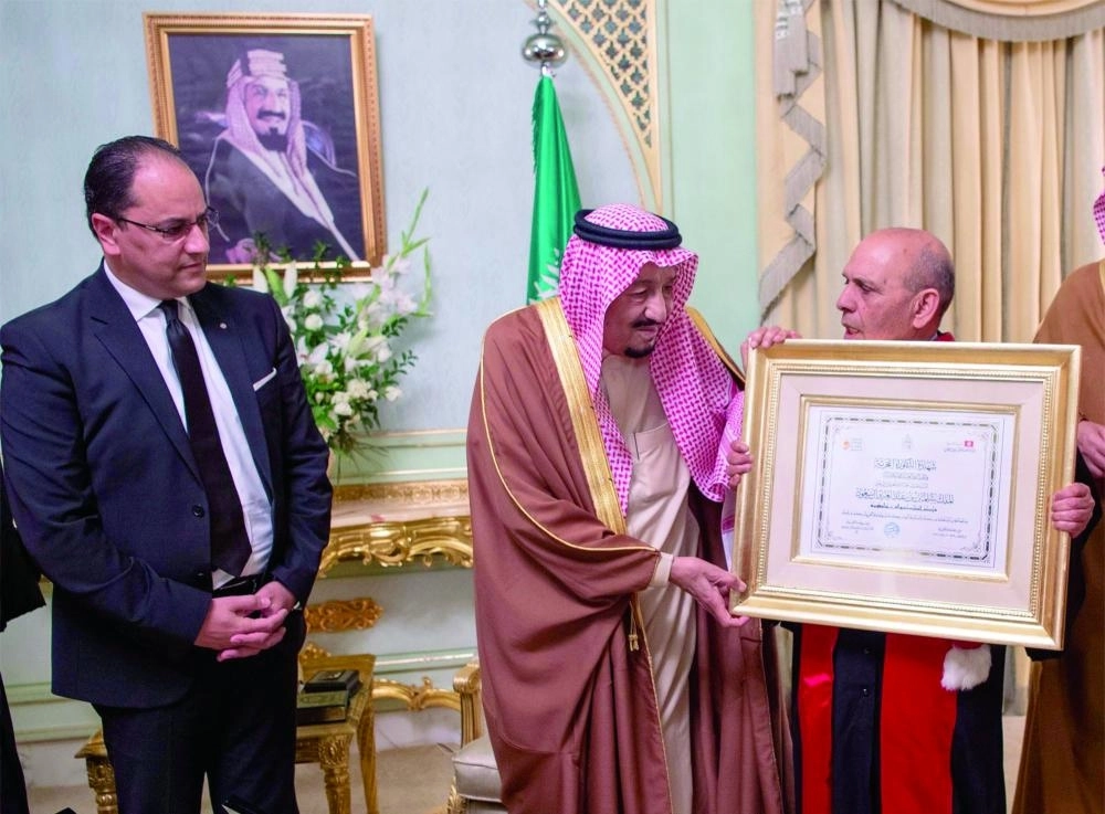 






.. ولدى تسلمه شهادة الدكتوراه الفخرية من جامعة القيروان                  (واس)