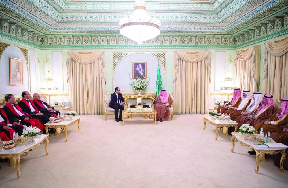 خادم الحرمين لدى لقائه وزير التعليم العالي التونسي ومدير جامعة القيروان وعمداء كليات الجامعة