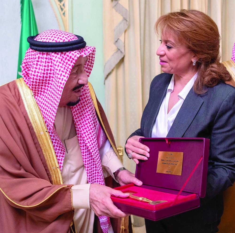 






الملك سلمان متسلما المفتاح الذهبي لتونس