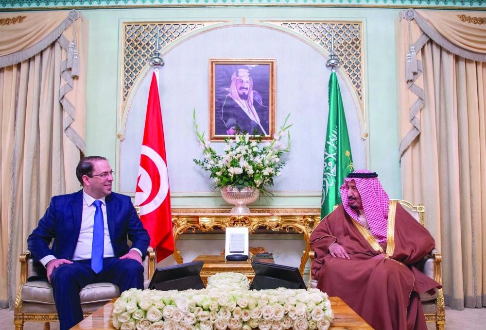 الملك سلمان لدى لقائه يوسف الشاهد في مقر إقامته في تونس أمس (واس) 