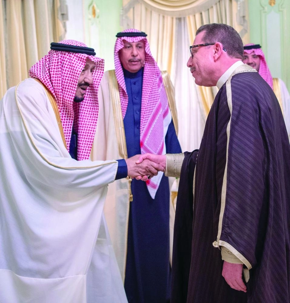 الملك سلمان مستقبلا أحمد عظوم في مقر إقامته بتونس (واس)