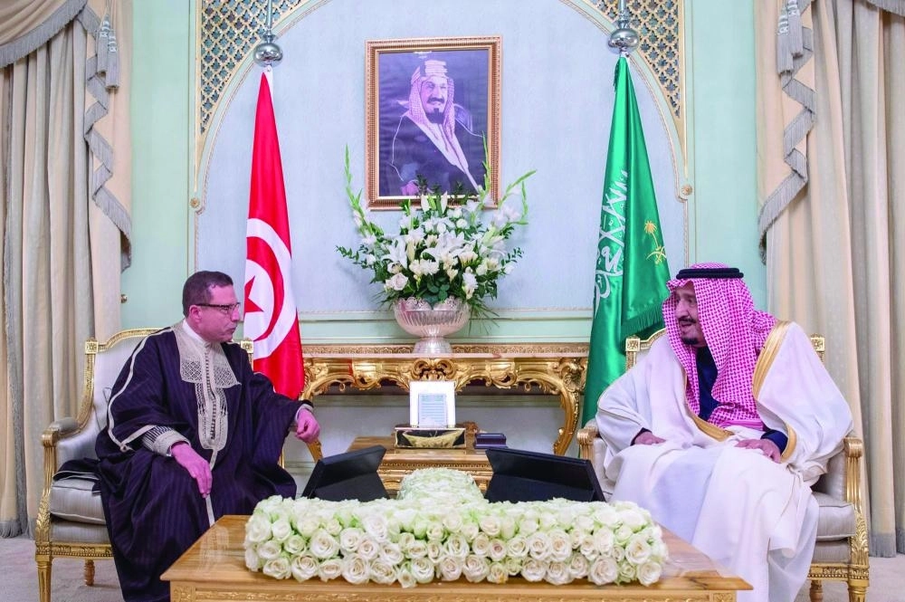 






الملك سلمان لدى لقائه أحمد عظوم في مقر إقامته بتونس                       (واس) 