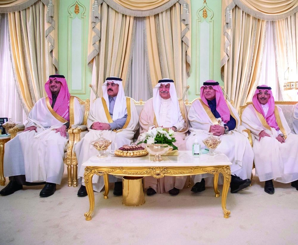 عبدالعزيز بن سعود ومساعد العيبان وإبراهيم العساف وماجد القصبي ومحمد الجدعان خلال اللقاء