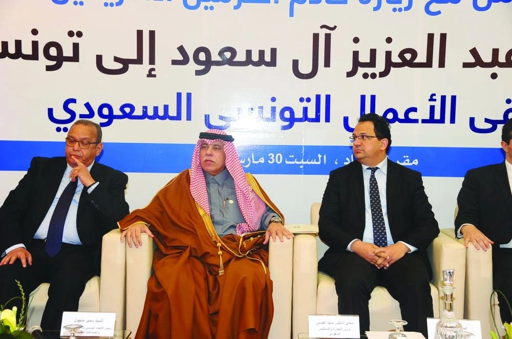 القصبي يتوسط الوزراء التونسيين في اللقاء 