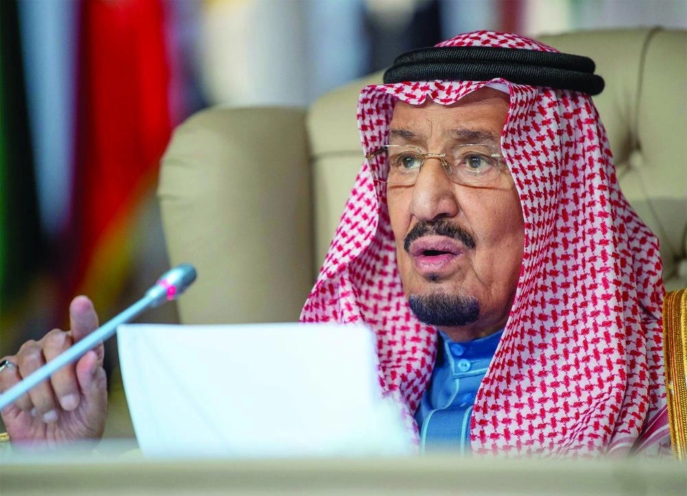الملك سلمان لدى إلقاء كلمته في افتتاح أعمال القمة العربية الثلاثين بتونس أمس (واس)
