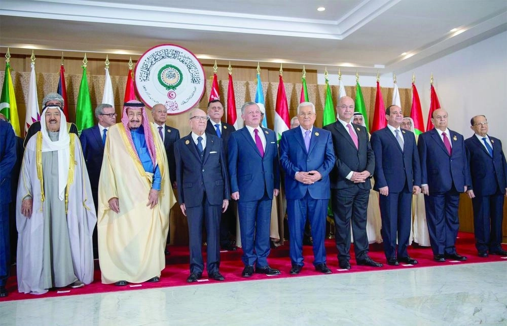 






قادة ورؤساء وفود الدول العربية في لقطة جماعية قبل بدء أعمال القمة                                                                                                  (واس)