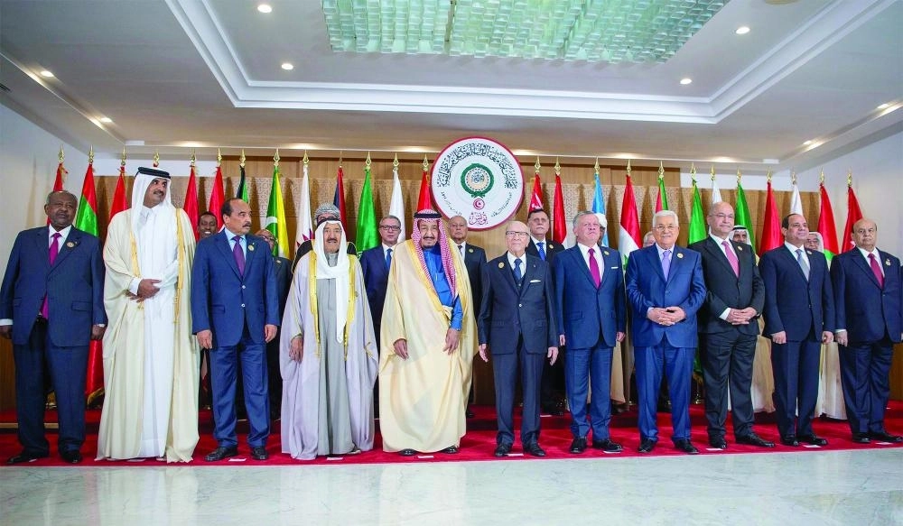 خادم الحرمين متوسطا قادة ورؤساء وفود الدول العربية قبل بدء أعمال القمة 