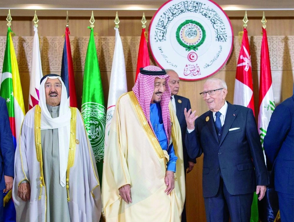 خادم الحرمين والرئيس التونسي وأمير الكويت قبل بدء أعمال القمة