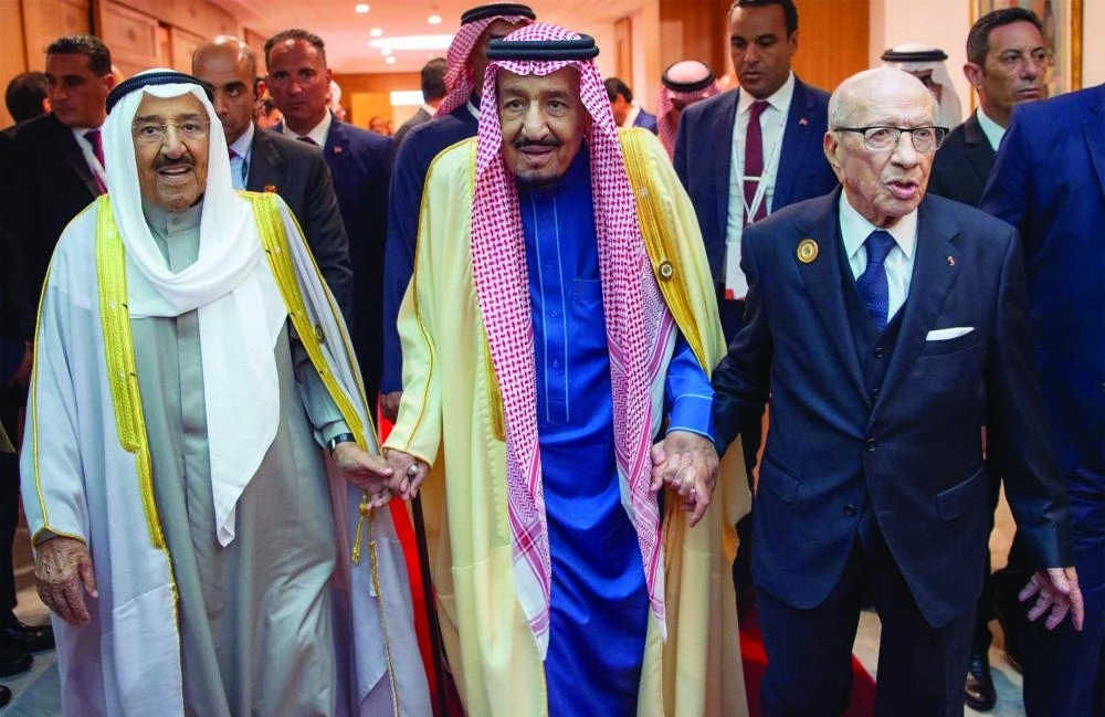 






خادم الحرمين والرئيس التونسي وأمير الكويت قبل بدء أعمال القمة