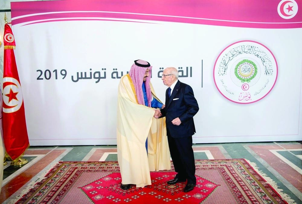 خادم الحرمين والرئيس التونسي قبل بدء أعمال القمة 