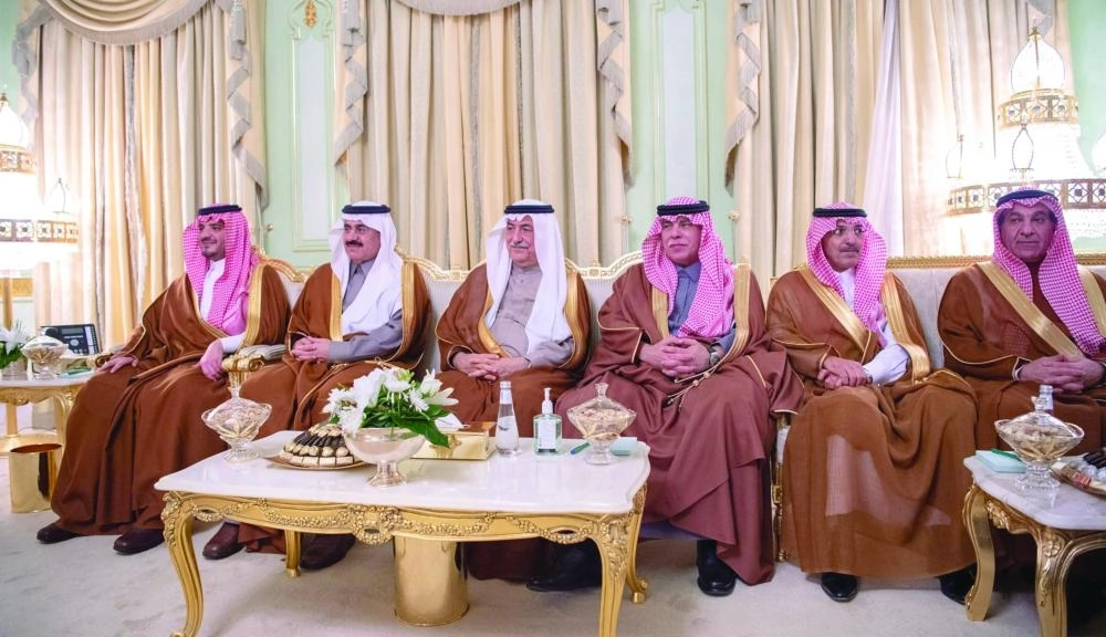 






عبدالعزيز بن سعود ومساعد العيبان وإبراهيم العساف وماجد القصبي ومحمد الجدعان وتركي الشبانة خلال اللقاء