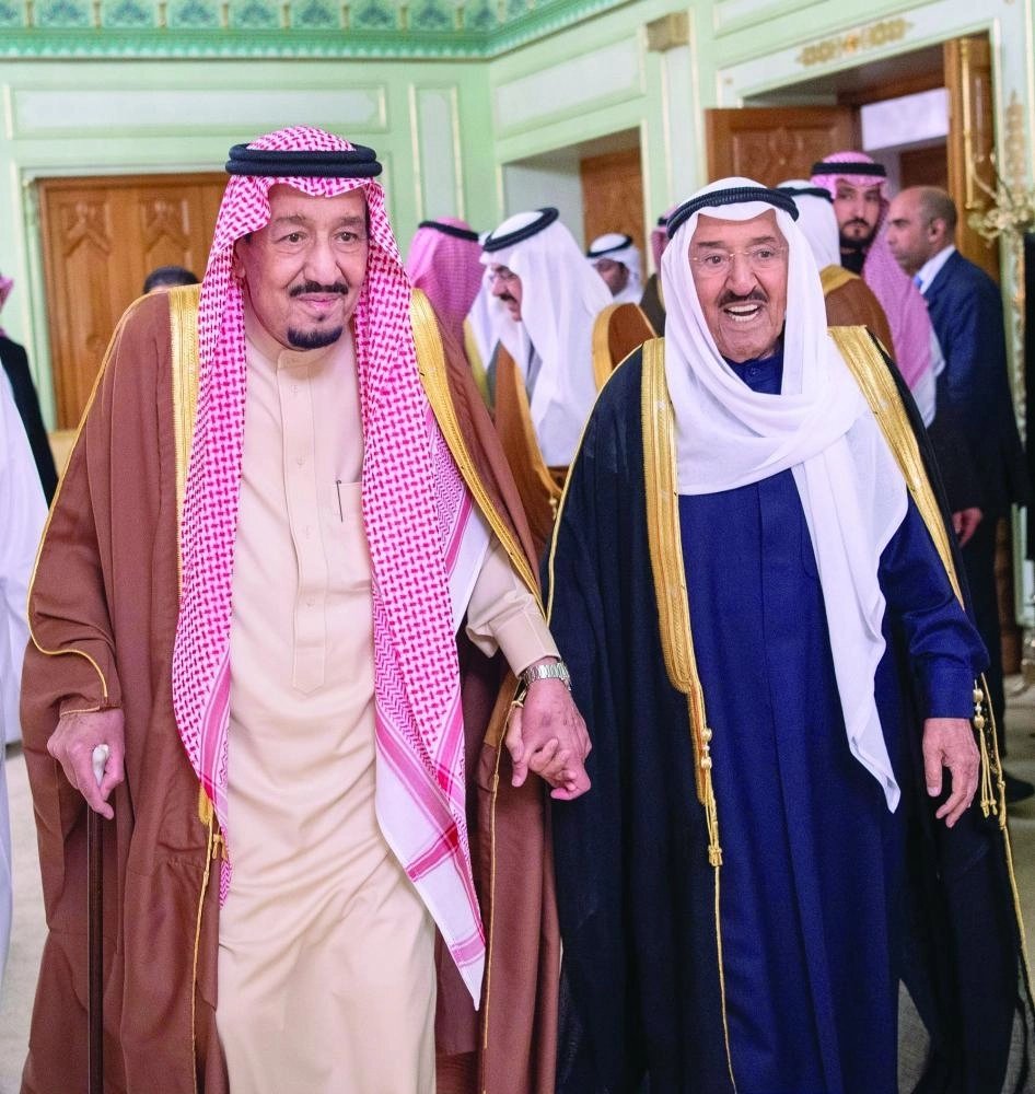 






الملك سلمان مستقبلا الشيخ صباح الصباح في مقر إقامته بتونس أمس الأول   (واس)