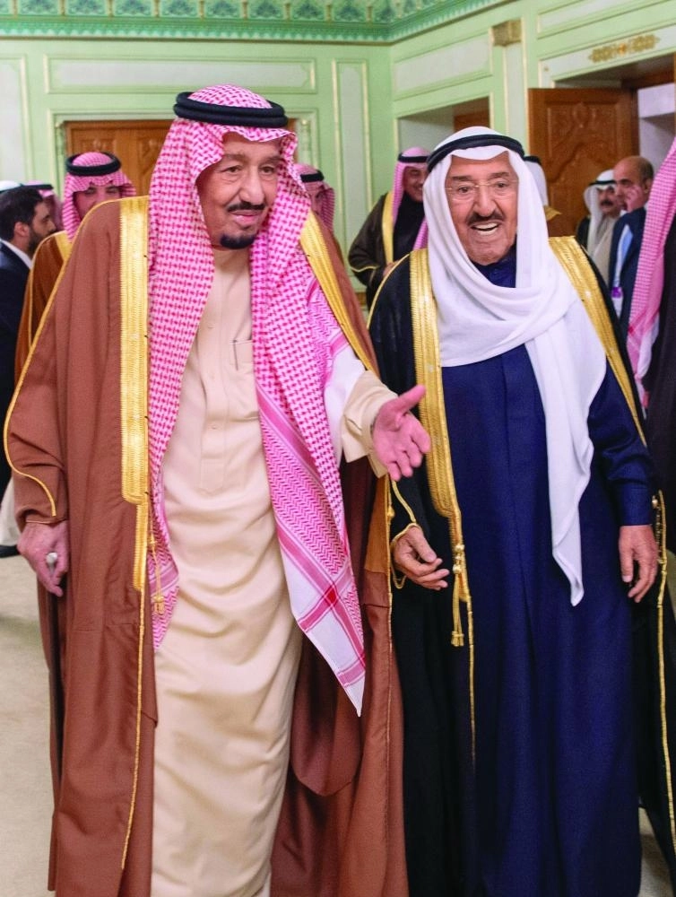 الملك سلمان مستقبلا الشيخ صباح الصباح في مقر إقامته بتونس أمس الأول (واس) 