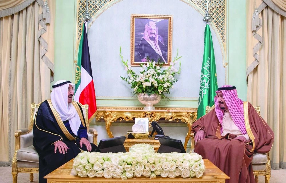 خادم الحرمين وأمير الكويت خلال اللقاء