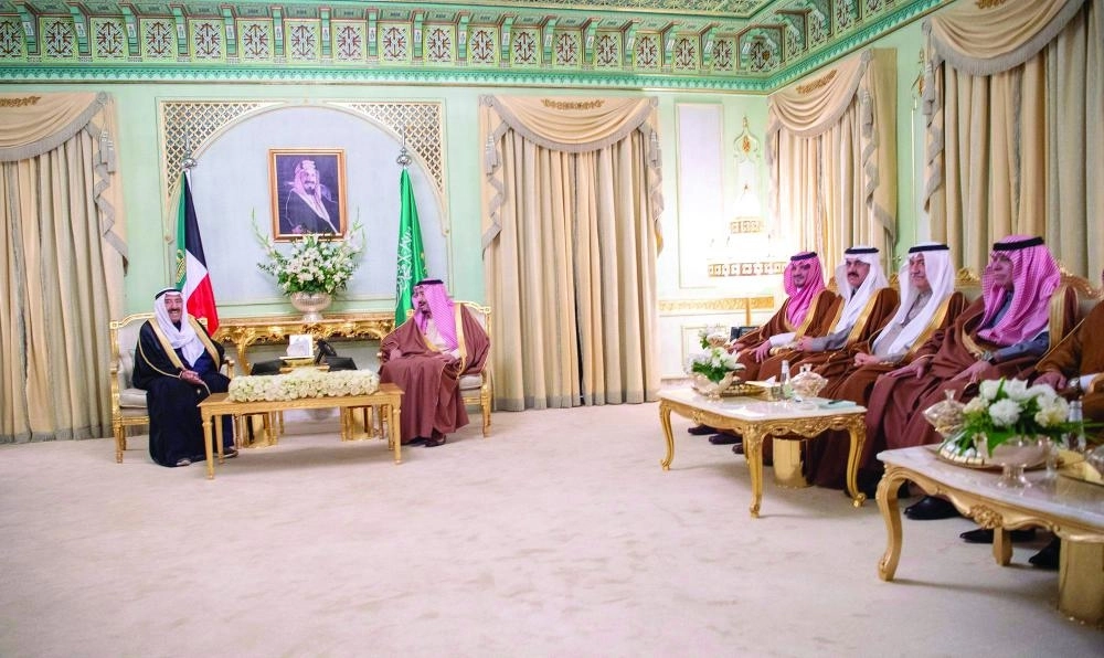 






.. ولدى لقائه الشيخ صباح الصباح في مقر إقامته بتونس أمس الأول