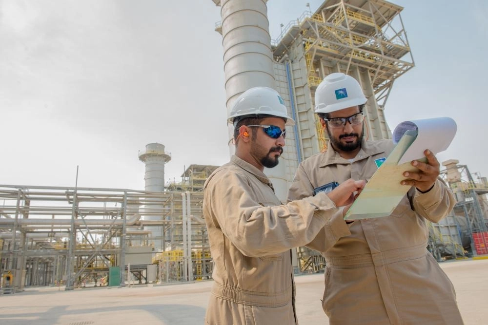 






مهندسان يعملان في أحد مشاريع أرامكو                                                                                                      (مكة)