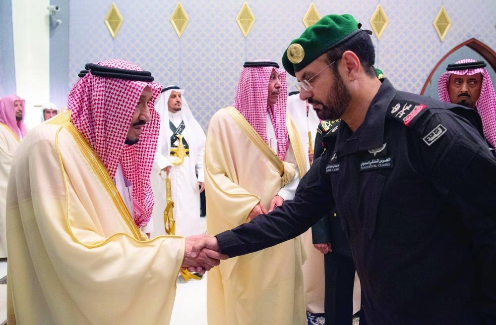 






خادم الحرمين مصافحا مستقبليه