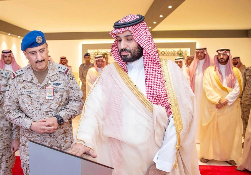 






 الأمير محمد بن سلمان خلال وضع حجر الأساس لمشروع إنشاء مركز الحرب الجوي  (واس)