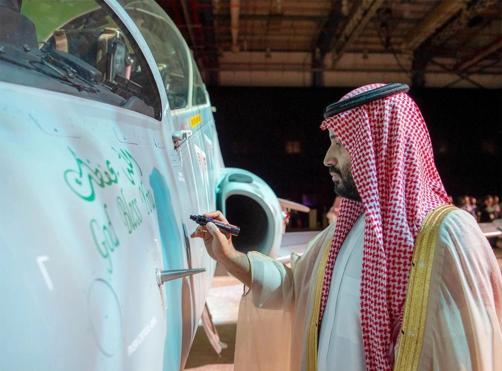 






الأمير محمد بن سلمان موقعا على مقدمة الطائرة