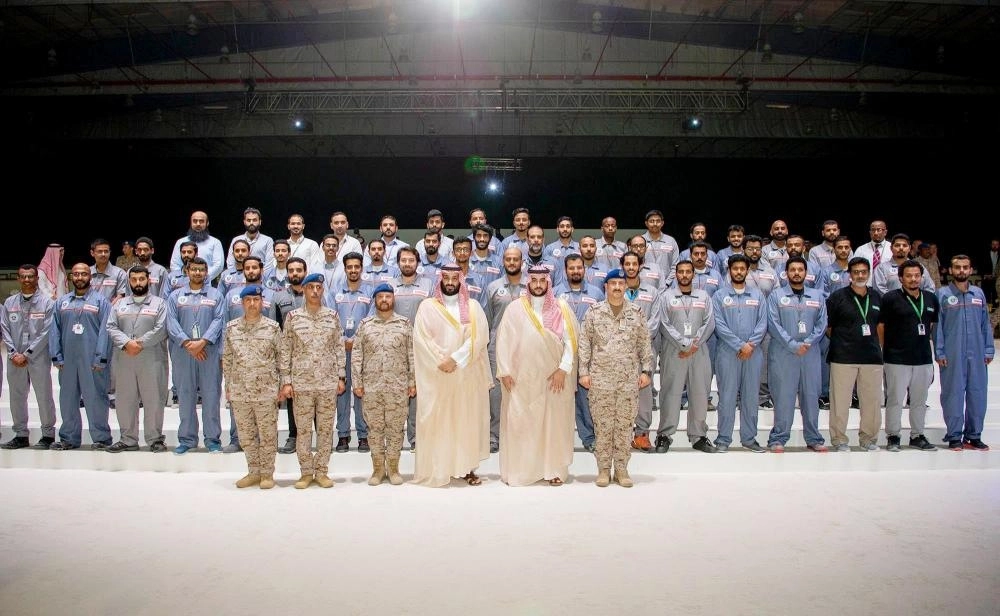 






ولي العهد متوسطا طاقم العمل للطائرة في صورة تذكارية