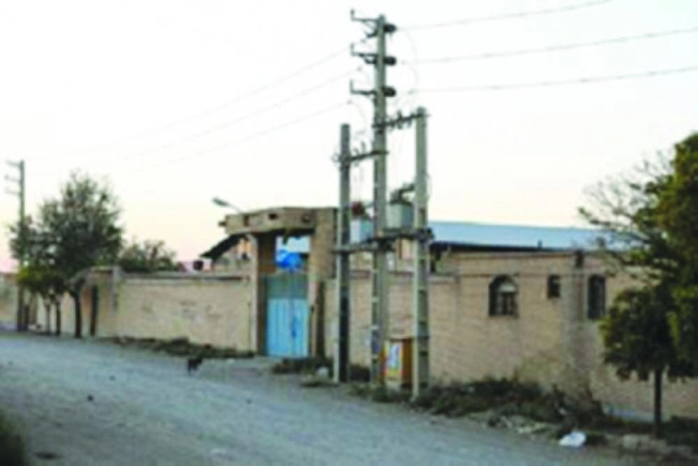 






البوابة الأمامية والأعمدة الكهربائية والمعدات               (معهد العلوم والأمن الدولي)