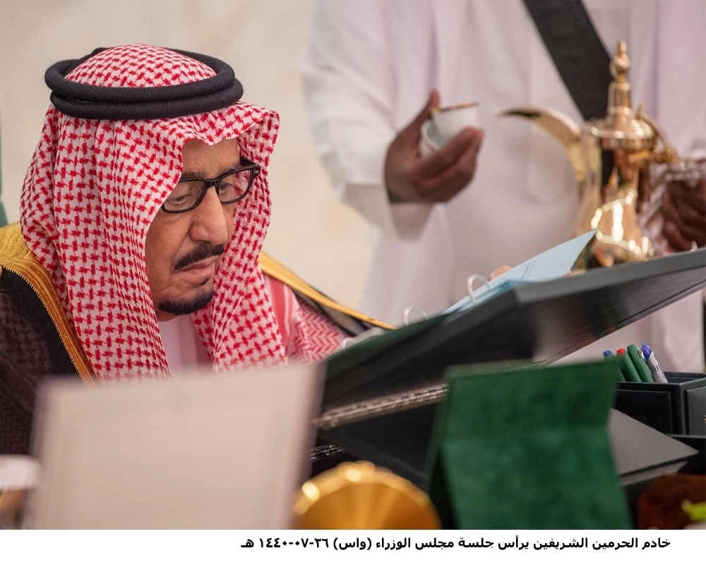  الملك سلمان لدى ترؤسه جلسة المجلس في قصر العزيزية بالخبر أمس (واس) 