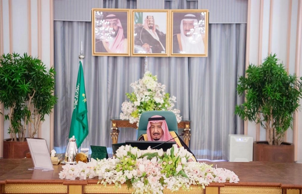  الملك سلمان لدى ترؤسه جلسة المجلس في قصر العزيزية بالخبر أمس (واس) 