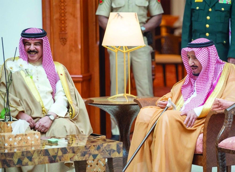 خادم الحرمين وملك البحرين خلال اللقاء (واس)