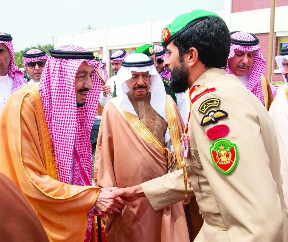 الملك سلمان خلال اللقاء الأخوي مع ملك البحرين في قصر الضيافة (واس)